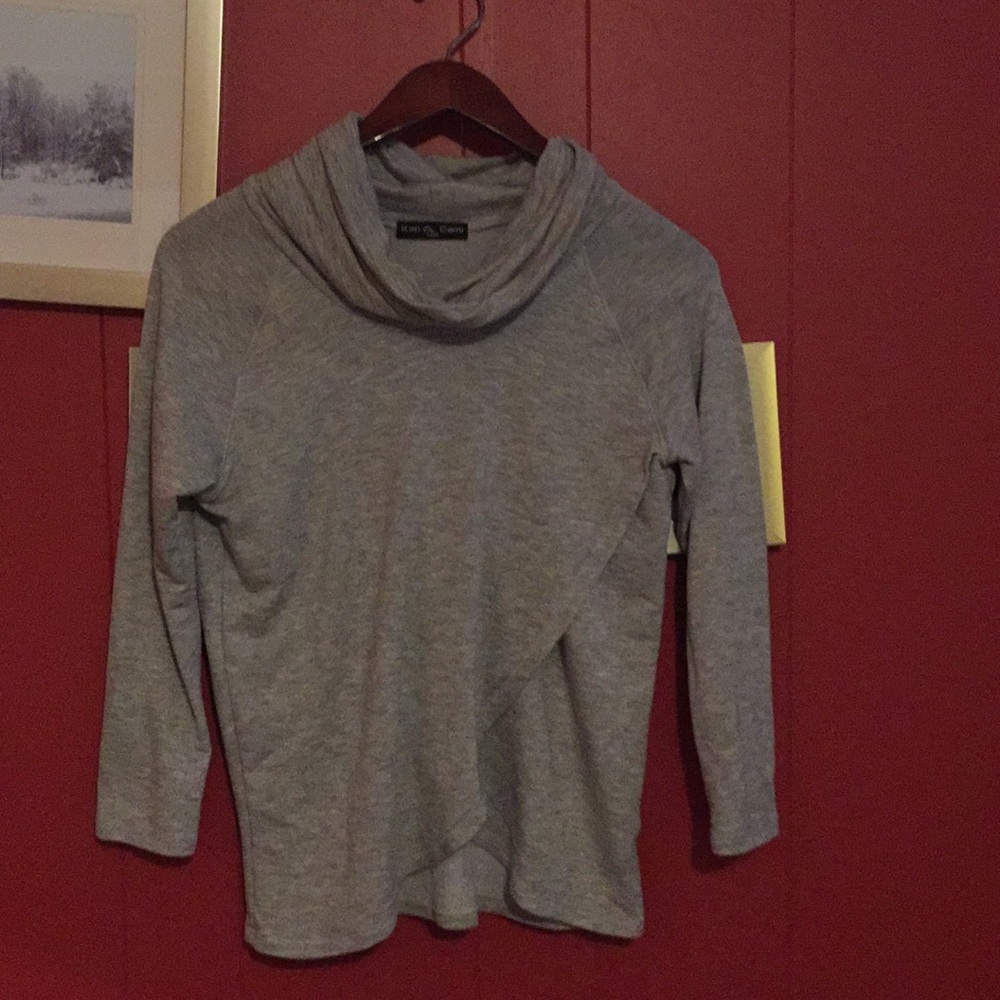 Scoop Neck Grey Split Top